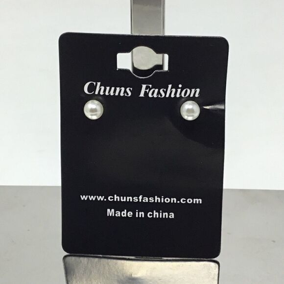 6mm Imitation Pearl Studs (H15) - Picture 1 of 4